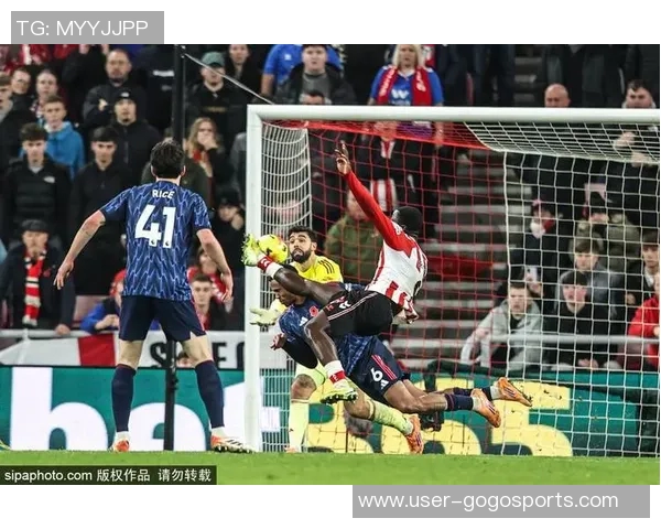 苏维门迪拼抢遭误判吃黄牌随后桑德兰抓住机会进球